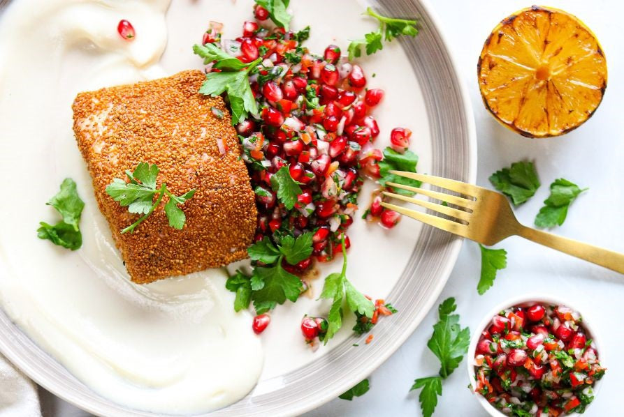 Saumon en croûte de caméline avec purée de chou-fleur et salade de pomme grenade