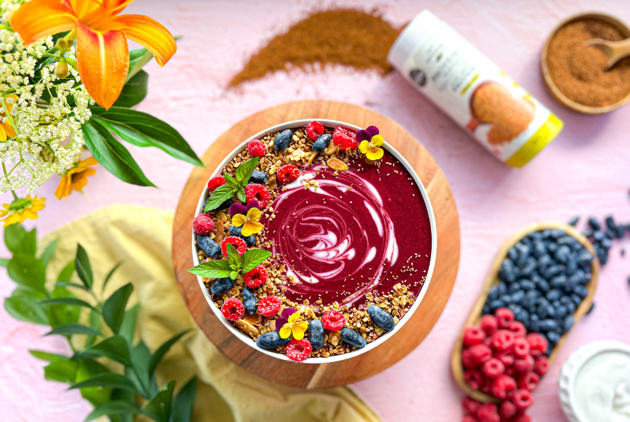 Bol de smoothie petits fruits du Québec et caméline