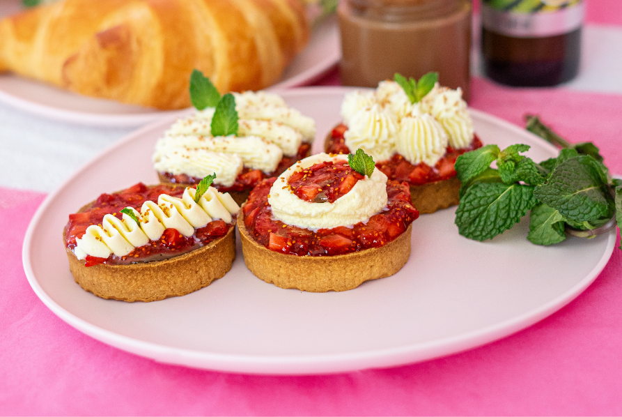 Tartinades, tartelettes aux deux chocolats, fraises et caméline