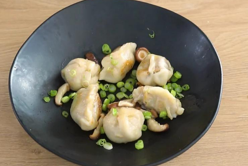 Dumplings 100% maison au poulet, érable et ail noir