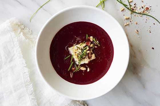 Velouté de betteraves, tofu soyeux et amandes fumées