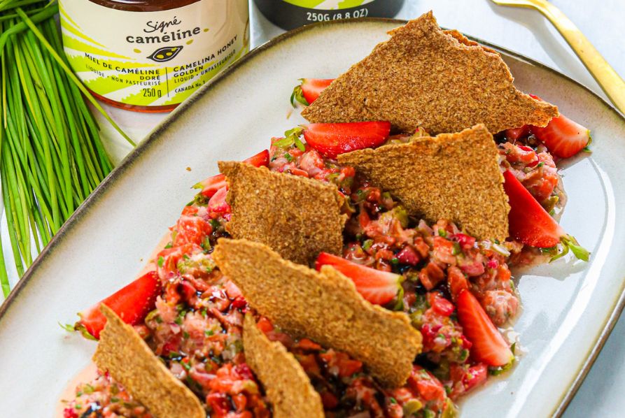 Tartare de saumon aux fraises avec craquelins à la caméline