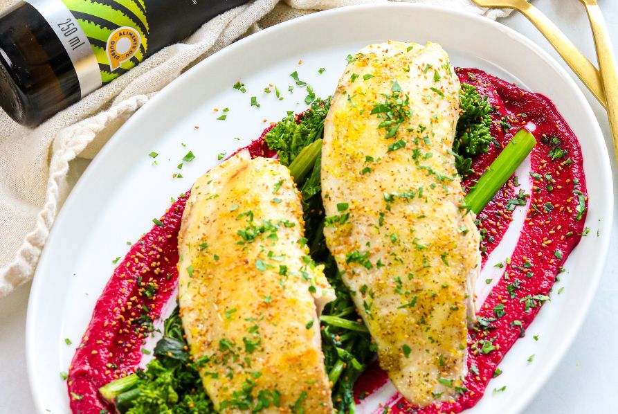 Poisson grillé sur sauce aux betteraves et caméline torréfiée