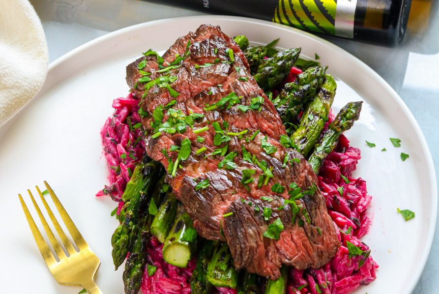 Bavette de bœuf et asperges et salade d’orzo aux betteraves