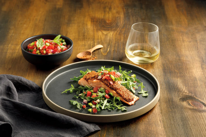 Saumon grillé aux graines de caméline et salsa de melon d’eau