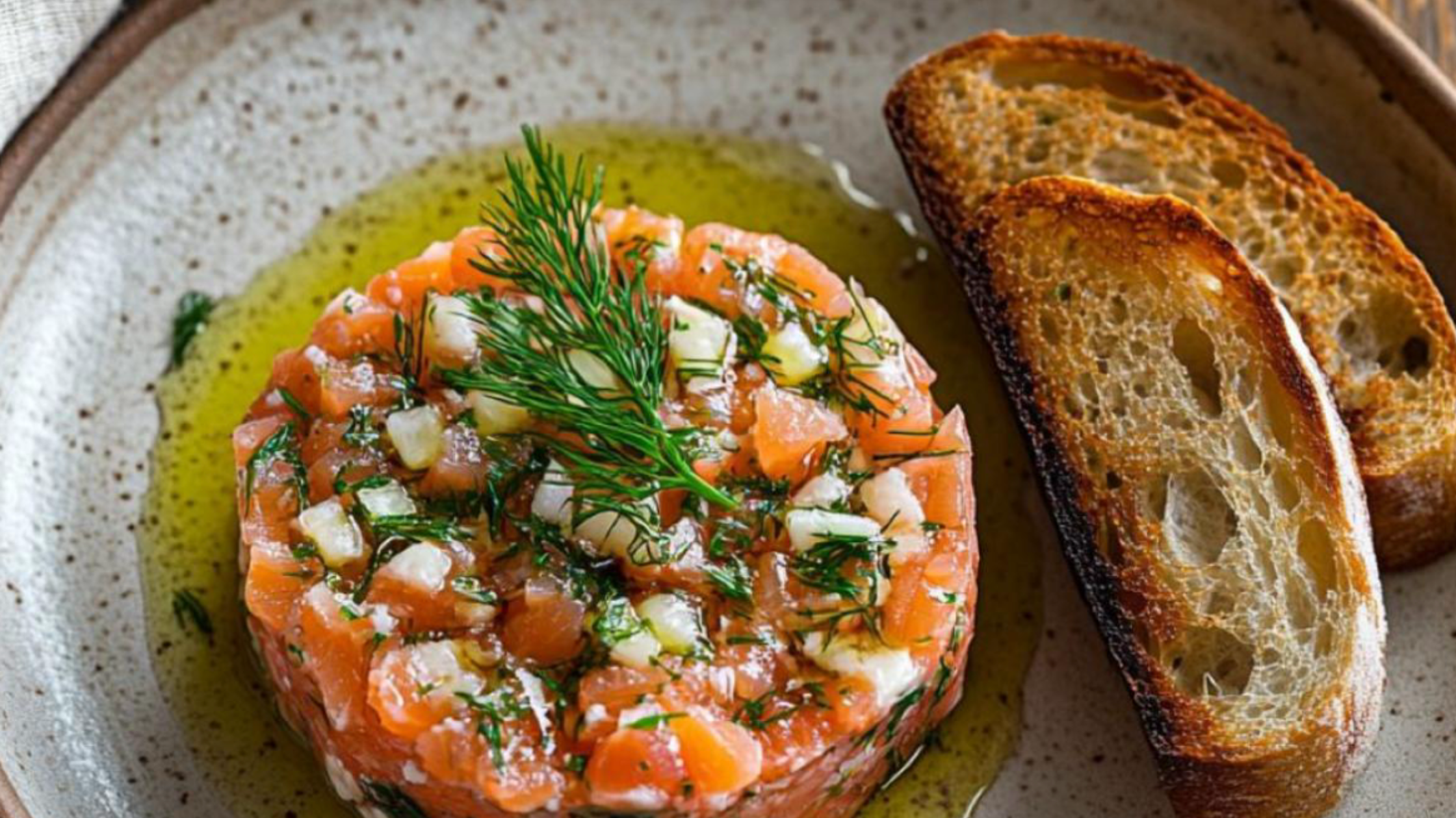 Tartare de saumon à la caméline et croustillant de graines