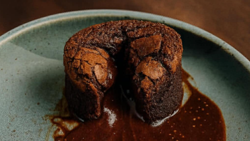 FONDANT AU CHOCOLAT NOIR ET CAMÉLINE