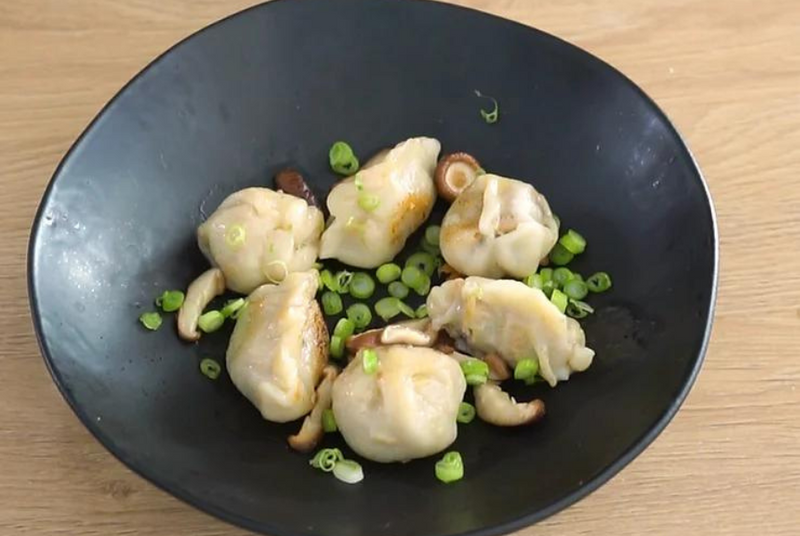 Assiette de dumplings au poulet, érable et ail noir