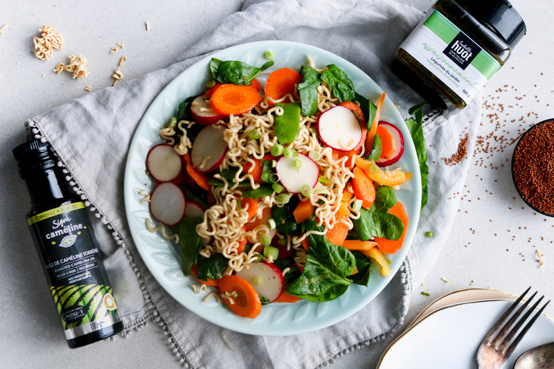 Salade de ramen et légumes croquants